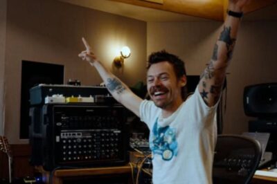Harry Styles transforma looks com camisetas estampadas ao longo dos anos