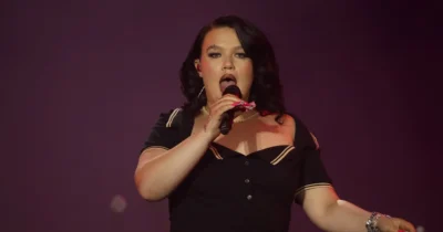 Lola Young enfrenta chuva e expectativa na estreia no Rock in Rio