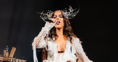Marina Sena transforma Palco Sunset em teatro pop sob chuva