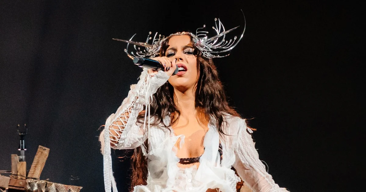 Marina Sena transforma Palco Sunset em teatro pop sob chuva