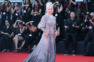 Phoebe Bridgers estreia em Veneza e impacta com vestido McQueen