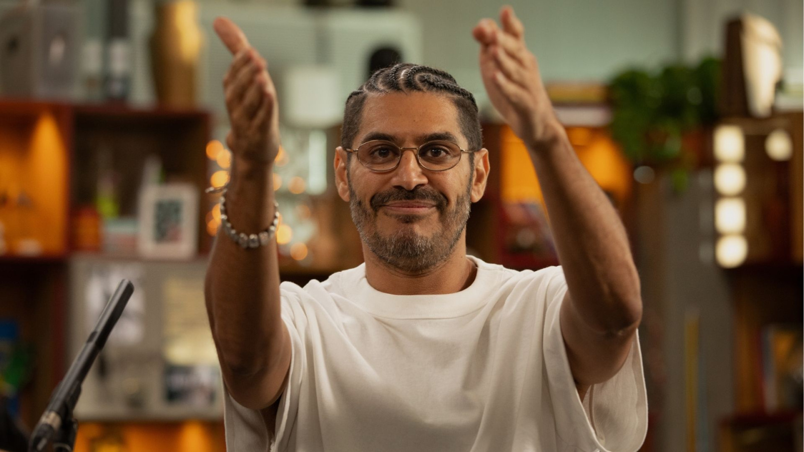 Criolo emociona ao revisitar 'Nó na Orelha' no Tiny Desk Brasil