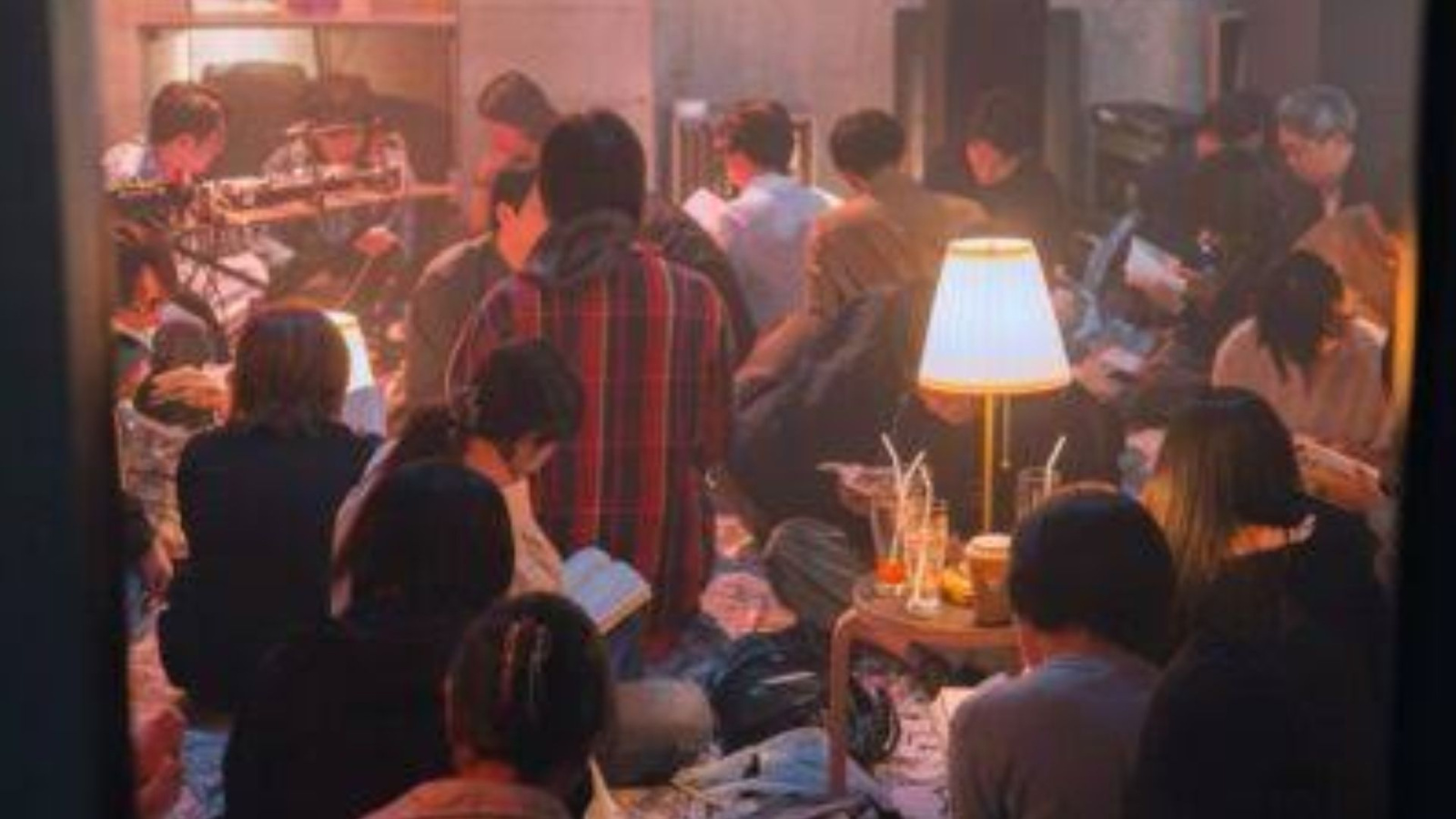 Jucy Book Rave transforma pista de Tóquio em lounge de leitura